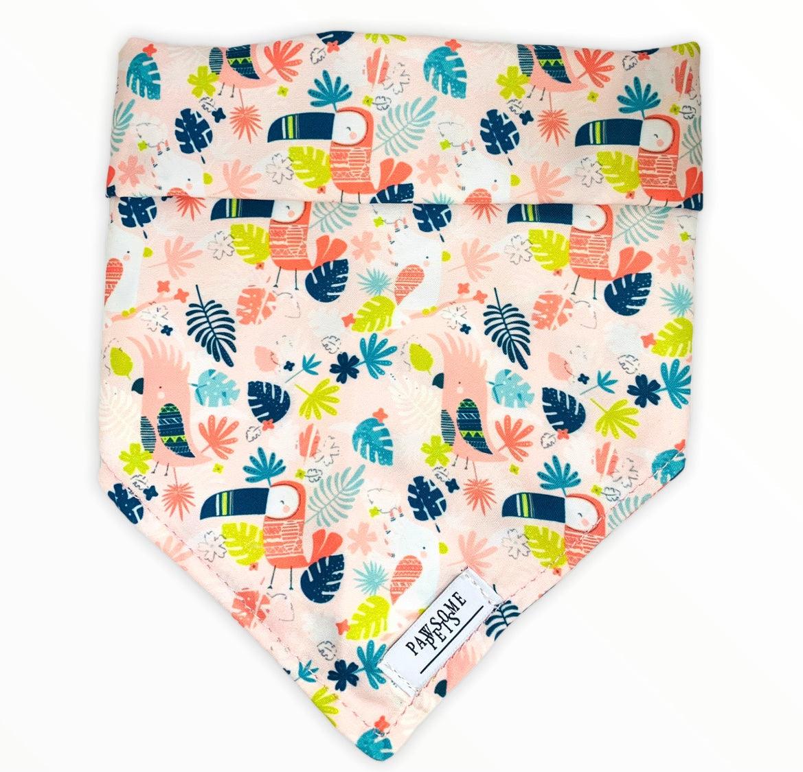 Bandana Artesanal PINK TOUCAN: El Toque de Estilo que tu Mascota merece - Dulces Mascotas BCN