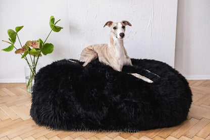 Cama Oval tipo Puff de Lana y Piel de Oveja Natural Hecha a Mano - Negra - Dulces Mascotas BCN