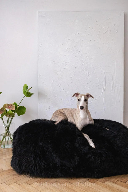 Cama Oval tipo Puff de Lana y Piel de Oveja Natural Hecha a Mano - Negra - Dulces Mascotas BCN