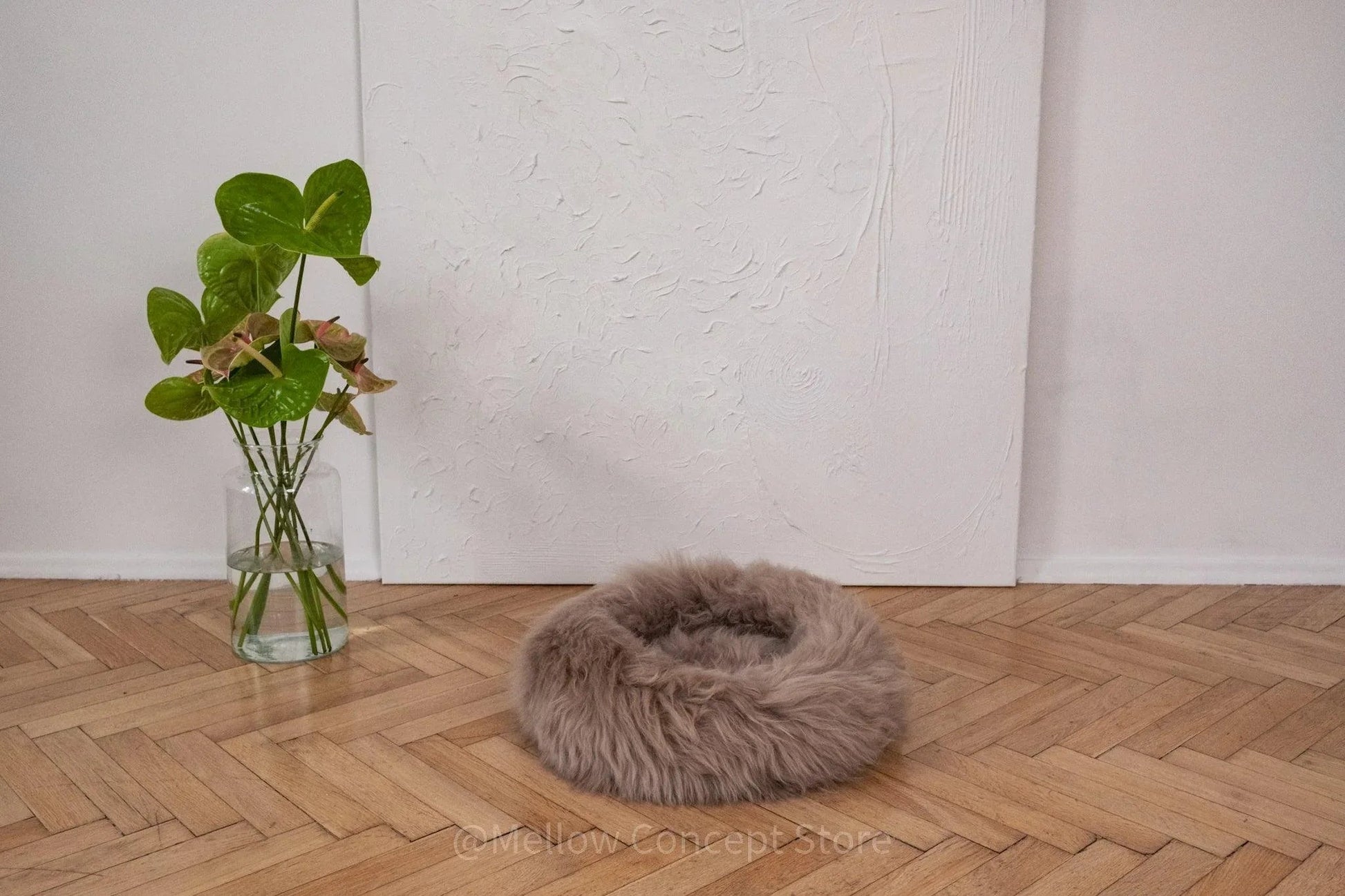 Cama Redonda Artesanal de Piel de Oveja 100% Auténtica, Curtida con Tintes Vegetales - Gris - Dulces Mascotas BCN
