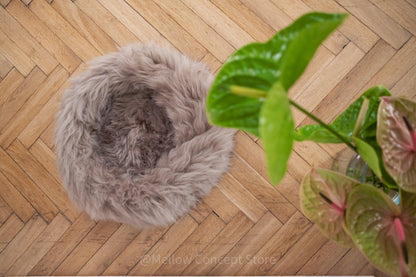 Cama Redonda Artesanal de Piel de Oveja 100% Auténtica, Curtida con Tintes Vegetales - Gris - Dulces Mascotas BCN