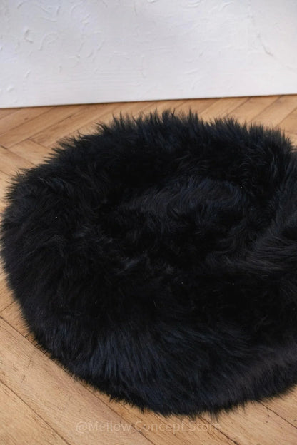 Cama Redonda Artesanal de Piel de Oveja 100% Auténtica, Curtida con Tintes Vegetales - Negra - Dulces Mascotas BCN