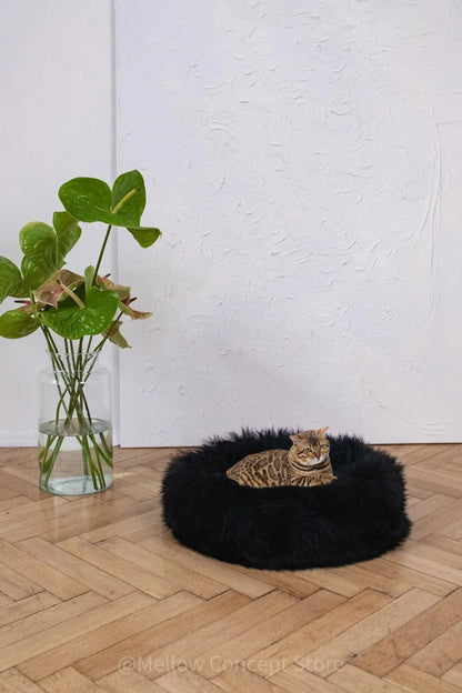 Cama Redonda Artesanal de Piel de Oveja 100% Auténtica, Curtida con Tintes Vegetales - Negra - Dulces Mascotas BCN