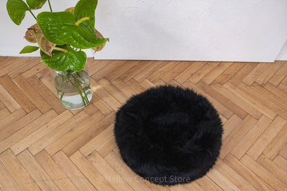 Cama Redonda Artesanal de Piel de Oveja 100% Auténtica, Curtida con Tintes Vegetales - Negra - Dulces Mascotas BCN