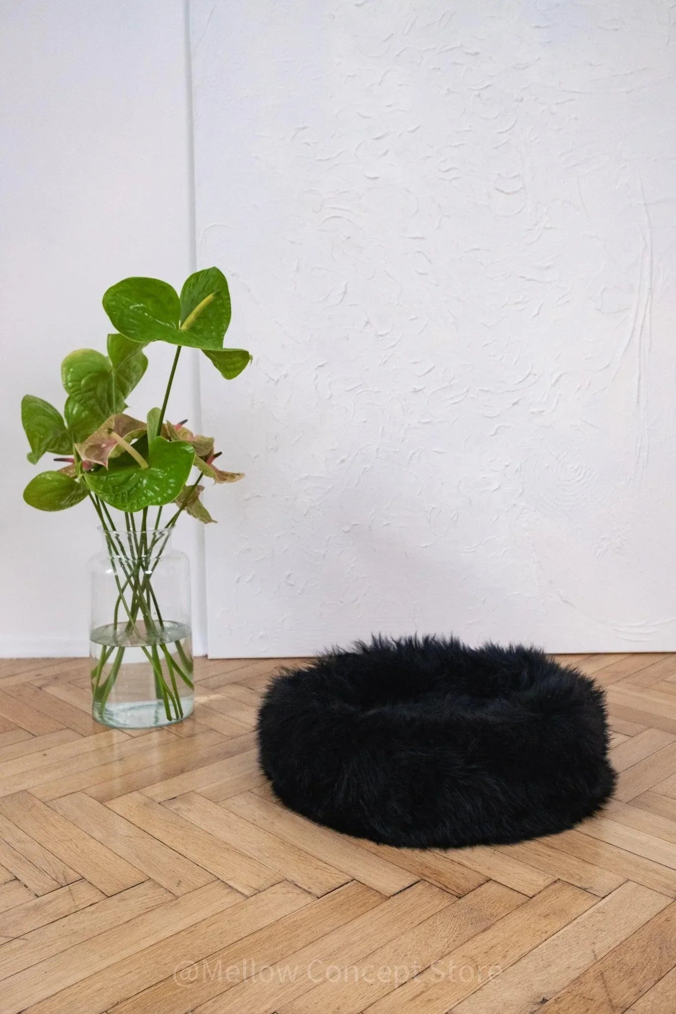 Cama Redonda Artesanal de Piel de Oveja 100% Auténtica, Curtida con Tintes Vegetales - Negra - Dulces Mascotas BCN