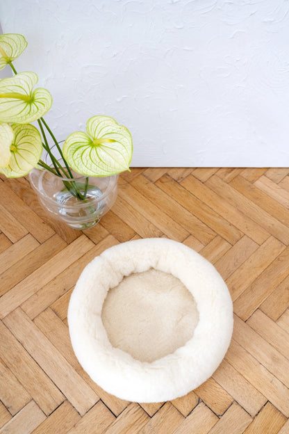 Cama Redonda Artesanal para Mascotas de Lana Natural - Blanca - Dulces Mascotas BCN